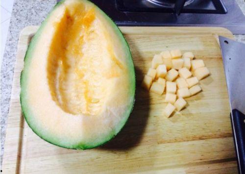 哈密瓜削皮吃还是切块吃,削皮还是切块，美味吃法大揭秘