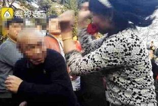 云南大妈跳舞吃瓜,展现独特民族风情