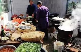 农村的酒席吃瓜,热闹非凡的吃瓜盛宴