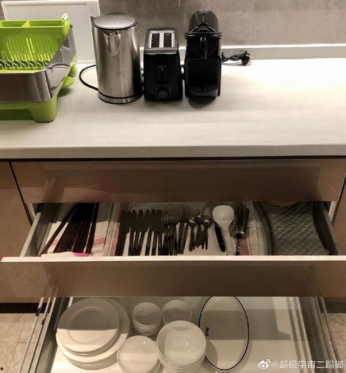 宿舍吃瓜照片,揭秘校园生活趣味瞬间